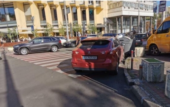 Ума нет совсем: сети разгневало фото сверхнаглого "героя парковки" возле синагоги в Киеве