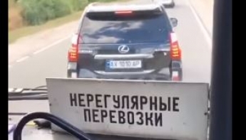 Под Харьковом автохам заблокировал движение автобуса и поплатился: все попало на видео