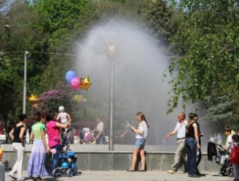 В Запорожье мужчина устроил странные манипуляции в фонтане на бульваре Шевченко (видео)