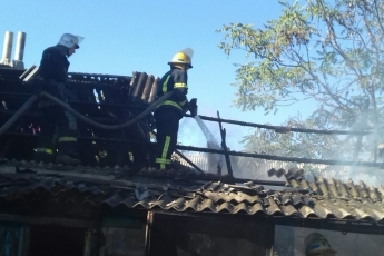 В Мелитополе спасатели тушили пожар в частном доме (фото)