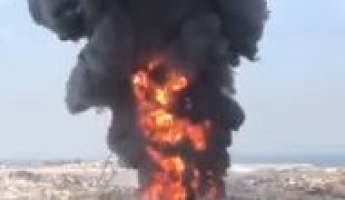 В порту Бейрута после взрыва произошло новое ЧП - столб черного дыма поднимается в небо: видео