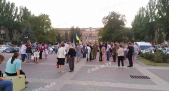 Порядка сотни мелитопольцев выступили против "инспекции" на Донбассе (видео)