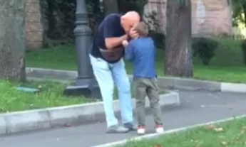"Чуть нос не разбил": очевидцы засняли, как политик Рыбачук жестко "воспитывает" внука (видео)