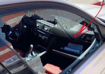 В Мелитополе на парковке в машине разбили стекло (фото)