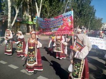 Болгары со всей Украины собрались в Мелитополе - вот-вот начнется костюмированное шествие (фото)
