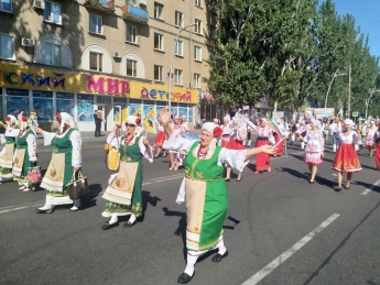 В Мелитополе болгары со всей Украины прошлись по главному проспекту (фото, видео)