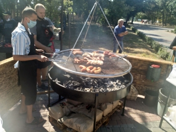 В Мелитополе в парке на Соборе болгар угощают даже лангустинами - что почем (фото)