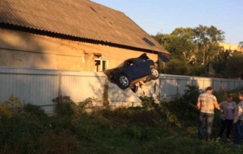 Эпическое ДТП в Черновцах запечатлели на фото: полицейский на BMW вылетел на забор