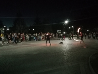 В ожидании фейерверка - как Мелитополь на Соборе болгар вечером гуляет (фото)
