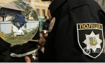 В Черновцах полицейский на BMW сбил светофор и повис на заборе. Фото