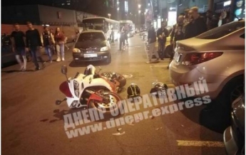 В центре Днепра мотоциклист, объезжая легковушку, врезался в другой автомобиль: есть пострадавшие (фото)