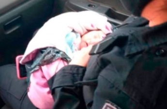 Полицейские нашли плачущего младенца на улице - в его спину был воткнут нож