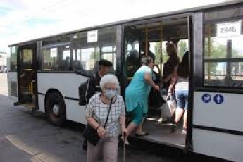 В Запорожье полицию вызвали пассажиры автобуса из-за отсутствия маски на одной из женщин (видео)
