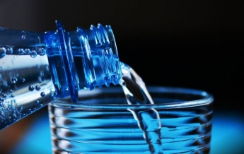 Врач развеял главный миф о "детской" питьевой воде: в чем разница