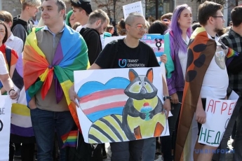 В Запорожье организаторы ЛБГТ-марша знакомят с инструкцией по безопасности