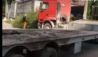 В Житомире ребенок за рулем грузовика устроил опасное ДТП: видео с места