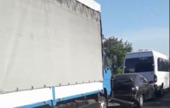 На запорожской трассе произошло тройное ДТП - машины остановились в пробке (видео)