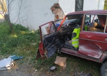 На Закарпатье авто на скорости влетело в остановку, есть погибшие: фото и видео