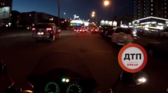 В Киеве "развлечения" ребенка на дороге едва не закончились трагедией: видео
