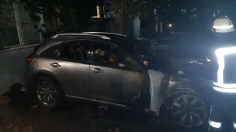 В Запорожье ночью сгорел дорогой автомобиль