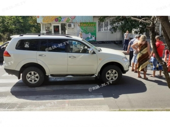 В Мелитополе на пешеходном переходе водитель на джипе сбил девушку (видео, добавлены фото)