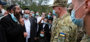 Сотни хасидов заблокировали дорогу на границе с Беларусью, Украина стянула военную технику (Видео)