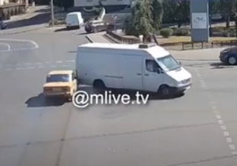 В сети появилось видео ДТП на центральном проспекте в Мелитополе