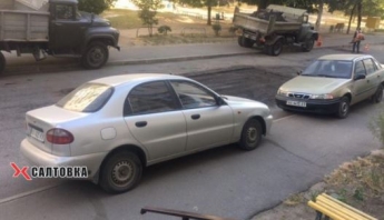 В Харькове "герои парковки" заблокировали ремонт дороги: фото
