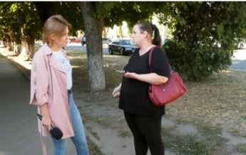 В Черкассах женщины устроили "материнский бой" возле школы: инцидент попал на видео