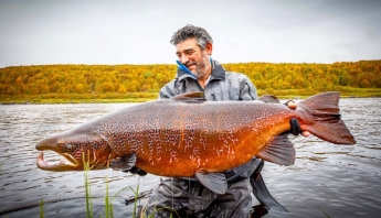 Известный рыбак поймал в реке гигантскую семгу и показал фото трофея