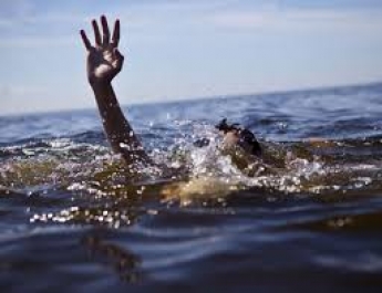 В Кирилловке жительница Мелитополя заплыла на полкилометра от берега и едва не утонула