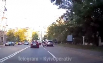 В Киеве произошло эпичное ДТП с участием мотоциклиста: момент попал на видео