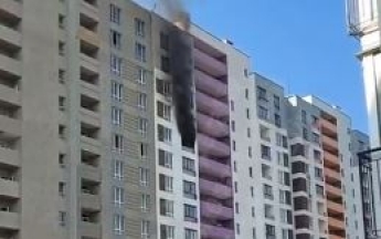 В Киеве произошел серьезный пожар в многоэтажке: валил черный столб дыма, видео
