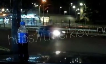 Момент жуткого ДТП с мотоциклом в Киеве попал на видео: погибло три человека