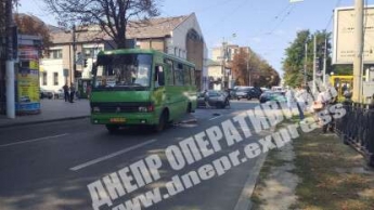 В центре Днепра маршрутка насмерть переехала пешехода: видео момента 18+