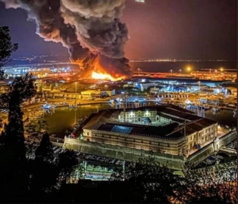 В Италии вспыхнул масштабный пожар в порту Анконы (Видео и фото)