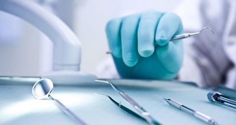 В Николаеве пациент разбил лицо стоматологу из-за болезненного укола – он получил условный срок и должен врачу ₴46 тысяч