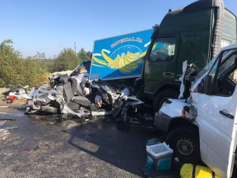 Масштабное ДТП на трассе "Киев-Чоп": столкнулись шесть автомобилей, есть пострадавшие (фото, видео)