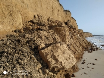 Азовское море быстро разрушает берег - сотни тонн глины падают на пляжи (фото)