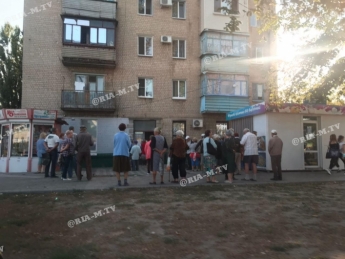 Как в Советском Союзе – в Мелитополе люди часами стоят в очереди, чтобы заплатить за коммуналку (фото)