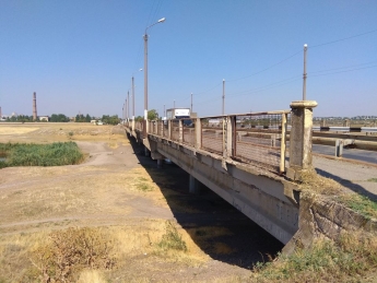 Стало известно когда в Мелитополе отремонтируют мост через реку Молочную (фото)
