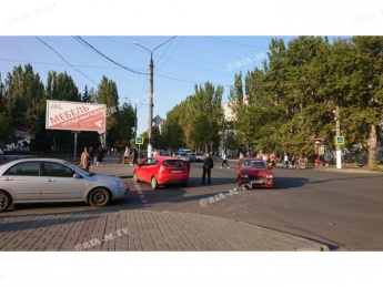 В Мелитополе на центральном проспекте не разъехались Форд и Мицубиси (фото, видео)