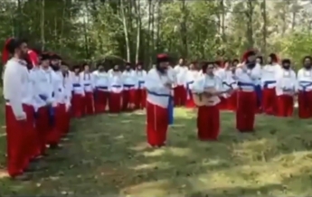Застрявшие на границе с Беларусью хасиды-паломники в украинских костюмах спели хором гимн Украины. ВИДЕО