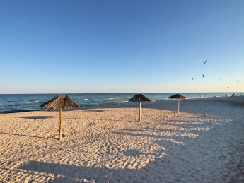 В Кирилловке погода шепчет  и ценопад – на пляжах опять отдыхающие (видео)