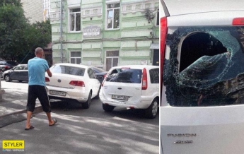 В Киеве водитель на "блатных номерах" бил ногами и царапал машину: фото неадеквата