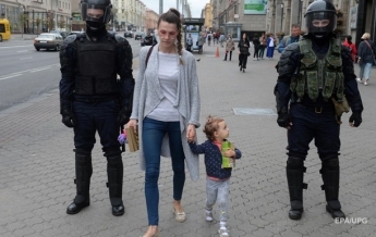 В Беларуси силовики ищут людей, бравших детей на протесты