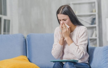 Украинцы массово жалуются на аллергию: симптомы как у коронавируса
