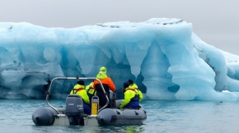 Друзья-экстремалы решили взобраться на вершину айсберга, но их ждал подвох - смотрим "Титаник" наоборот (видео)