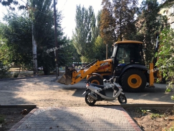 В Мелитополе впервые за 63 года ремонтируют дворы на окраине города (фото, видео)