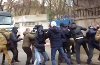 В Одессе произошла массовая драка со стрельбой: разборки попали на видео